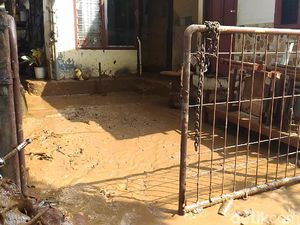 Banjir Mulai Surut, Warga di Pejaten Timur Mulai Bersihkan Rumah
