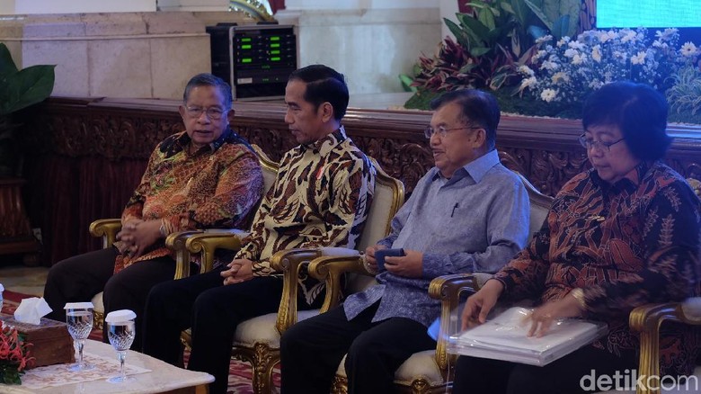 Jokowi Kumpulkan Menteri untuk Bahas Pengendalian Kebakaran Hutan