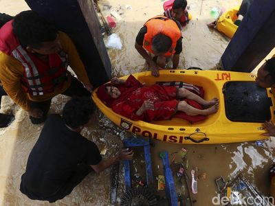 Foto: Evakuasi Nenek Korban Banjir Kampung Melayu