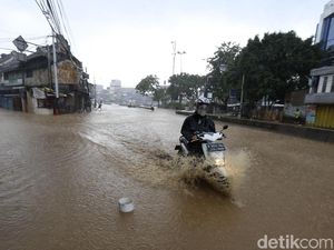 Foto: Begini Kondisi Banjir di Jatinegara Barat