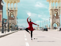 Viral, Balerina Berhijab Mesir Dobrak Tradisi Menari Balet di Tengah Kota Viral, Balerina Berhijab Mesir Dobrak Tradisi Menari Balet di Tengah Kota