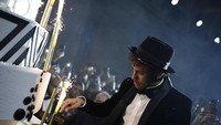 Neymar memotong kue ulangtahunnya. Kira-kira doa apa yang Neymar panjatkan di hari kelahirannya ini? (Benjamin Cremel/Red Bull Content Pool)