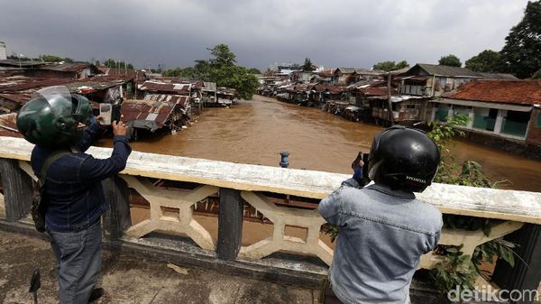 Foto: Warga Menonton Aliran Sungai CiIiwung yang Melimpah