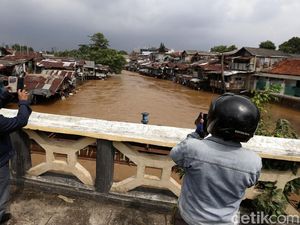 Foto: Warga Menonton Aliran Sungai CiIiwung yang Melimpah Foto: Warga Menonton Aliran Sungai CiIiwung yang Melimpah