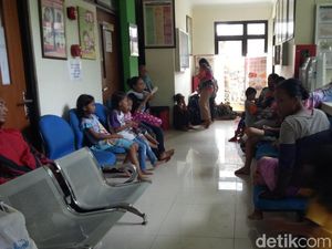 Korban Banjir Kampung Melayu Mulai Terserang Batuk hingga Hipotermia