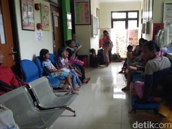 Korban Banjir Kampung Melayu Mulai Terserang Batuk hingga Hipotermia