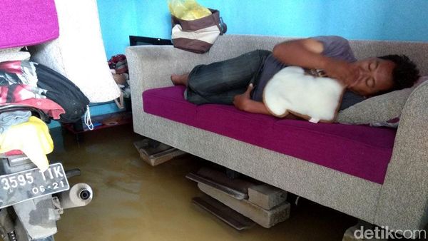 Miris, Warga Rumah Dp 1% Jokowi Tidur di Tengah Banjir