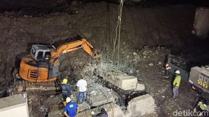 Hingga Malam, Alat Berat Evakuasi Longsor Soetta yang Timpa Mobil