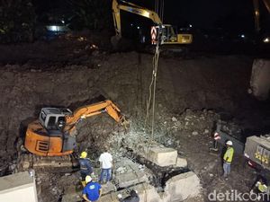 Hingga Malam, Alat Berat Evakuasi Longsor Soetta yang Timpa Mobil Hingga Malam, Alat Berat Evakuasi Longsor Soetta yang Timpa Mobil