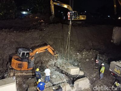 Hingga Malam, Alat Berat Evakuasi Longsor Soetta yang Timpa Mobil