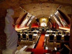 Klub Bawah Tanah Eksklusif Buat Kaum Adam yang Super Kaya