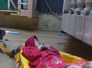 Kasihan, Nenek Ini Terjebak Banjir dan Dievakuasi Pakai Perahu Karet
