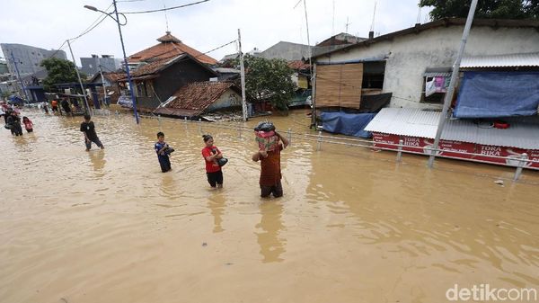 Begini Kondisi Kampung Melayu yang Lumpuh Akibat Banjir