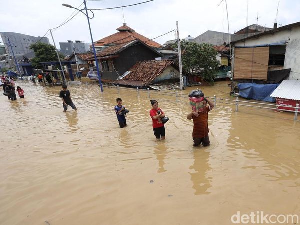Begini Kondisi Kampung Melayu yang Lumpuh Akibat Banjir