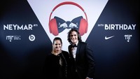 Meski dikabarkan tak akur dengan Neymar, Edinson Cavani juga hadir di acara tersebut. Mungkin kedua pemain itu sebenarnya akur-akur saja. (Benjamin Cremel/Red Bull Content Pool)