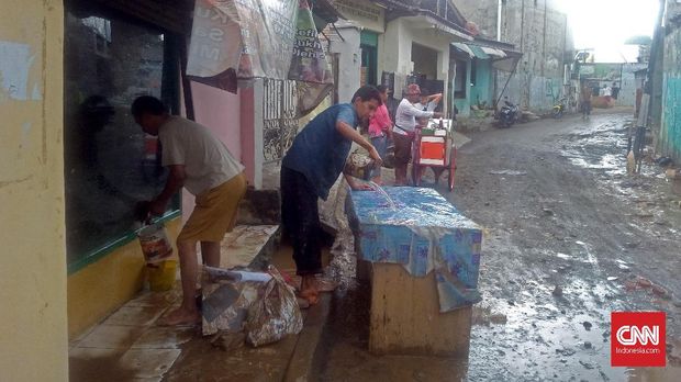 Sejumlah warga Cililitan Kecil mulai membersihkan rumah 