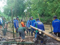 Banjir Mulai Surut, Warga Kudus Perbaiki Tanggul Jebol