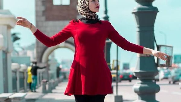 Foto: Ini Balerina Berhijab Asal Mesir yang Menari di Jalanan