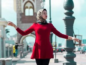 Foto: Ini Balerina Berhijab Asal Mesir yang Menari di Jalanan