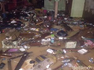 Banjir di Kampung Pulo Disedot, Banyak Sampah Mengapung