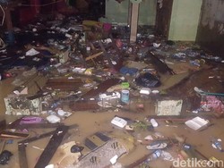 Banjir di Kampung Pulo Disedot, Banyak Sampah Mengapung