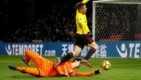 Sudah jatuh tertimpa tangga. Chelsea diganjar penalti setelah Gerard Deulofeu dilanggar Thibaut Courtois di menit ke-40. (David Klein/Reuters)