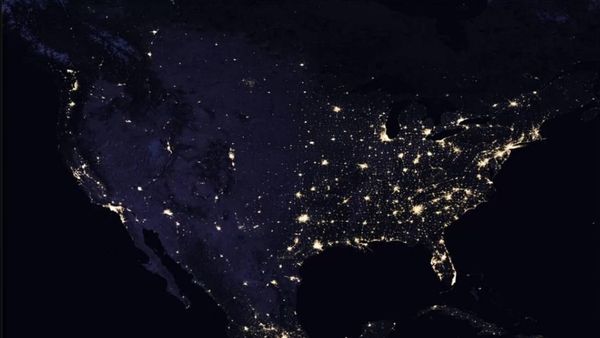 Indahnya Potret Bumi Bulat di Waktu Malam