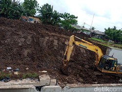 Mobil Masih Terjebak Longsor Soetta, 4 Ekskavator Dikerahkan