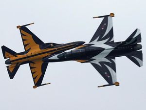 Pesawat Meluncur Terbalik di Landasan Saat Singapore Airshow