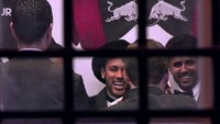 Presiden PSG, Nasser Al-Khelaifi, juga datang ke acara tersebut. Ini adalah ultah pertama Neymar sebagai pemain PSG. (Myriam ADAM/AFP/AFPTV)