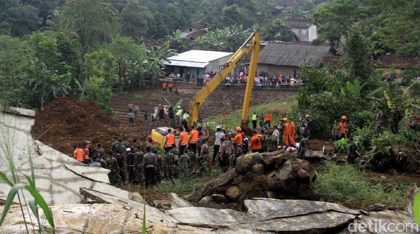 Proses Pencarian Korban Longsor di Cijeruk