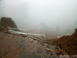 Pipa Air ke Rumah Warga Terputus Akibat Longsor di Puncak