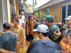 Anies Tinjau Banjir di Kebon Pala Kampung Melayu