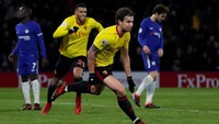 Watford cuma butuh waktu tiga menit untuk kembali unggul 2-1. Daryl Janmaat mencetak gol setelah melakukan umpan satu-dua dengan Roberto Pereyra. (Andrew Couldridge/Reuters)
