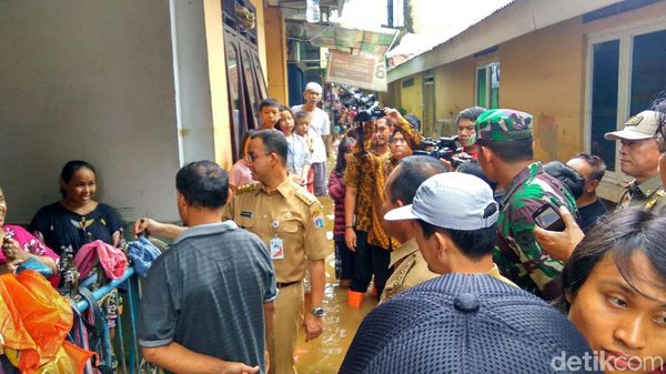 Foto: Pakai Boots Oranye, Anies Tinjau Banjir di Kebon Pala