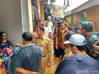 Foto: Pakai Boots Oranye, Anies Tinjau Banjir di Kebon Pala