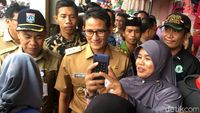 Berseragam Dinas, Sandi Jadi Sasaran Selfie Ibu-ibu di Pasar