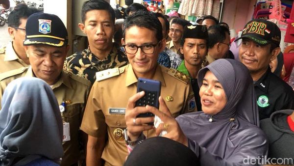 Berseragam Dinas, Sandi Jadi Sasaran Selfie Ibu-ibu di Pasar