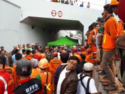 Mukhmainah Korban Longsor Bandara Dibawa Ambulans ke RS Siloam