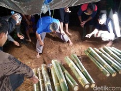 Korban Longsor Cijeruk Dimakamkan