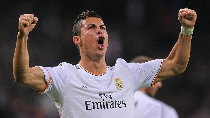 Galfot Ronaldo MADRID, SPAIN - OCTOBER 30: Cristiano Ronaldo of Real Madrid CF celebrates after scoring Real's 6th goal during the La Liga match between Real Madrid CF and Sevilla FC at the Santiago Bernabeu Stadium on October 30, 2013 in Madrid, Spain. (Photo by Denis Doyle/Getty Images)
