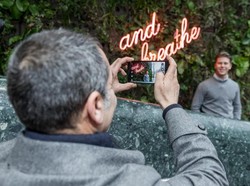 Bisa Dicontoh, Hotel Ini Latih Stafnya Memotret Biar Foto Tamu Kece