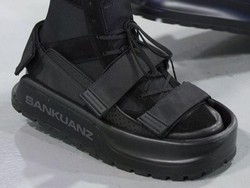 Tren Unik dari Paris, Ada Sepatu di Dalam Sendal