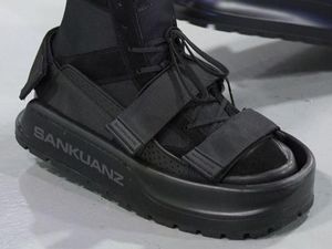 Tren Unik dari Paris, Ada Sepatu di Dalam Sendal Tren Unik dari Paris, Ada Sepatu di Dalam Sendal