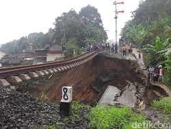 Petugas Gabungan Masih Cari 2 Korban Longsor di Cijeruk
