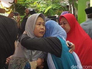 Isak Tangis Ibunda Sambut Jenazah Putri: Insyaallah Husnul Khatimah
