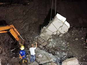 Usaha Panjang Petugas Evakuasi Korban dan Mobil di Longsor Soetta Usaha Panjang Petugas Evakuasi Korban dan Mobil di Longsor Soetta