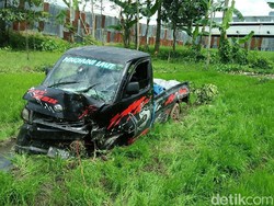 Hindari Truk, Pikap Muat Pindang Terjun ke Sawah
