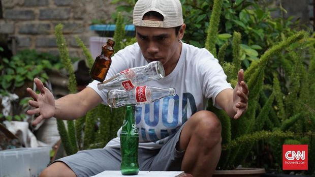 Dari batu, seni keseimbangan berkembang ke media lain seperti botol, korek, sampai bolpoin.