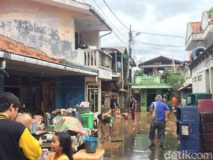 Banjir Surut, Warga Rawajati Kini Bersih-bersih Rumah